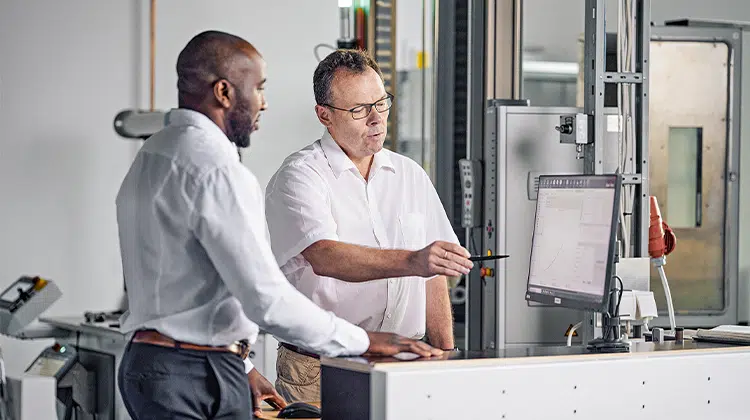 Christian Mani (l.) arbeitet eng mit Jens ­Kiesewetter zusammen, der bei Evonik die Anwendungstechnik Tire & Rubber leitet. | Foto: Evonik Industries AG